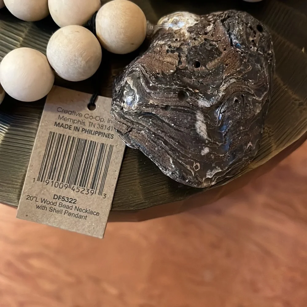 NWT Creative Co-Op Mango Wood Beads with Oyster Shell Pendant - Picture 5 of 6